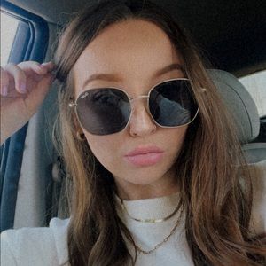 Meet your Posher, Cassandra